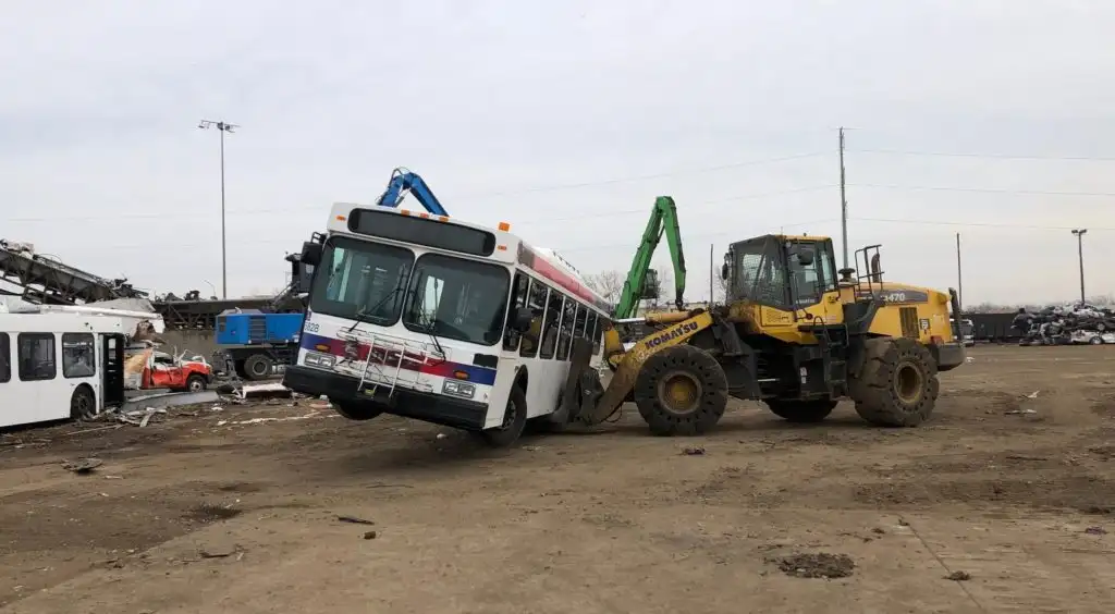 Desarme de bus con cargador frontal en proceso de chatarrización