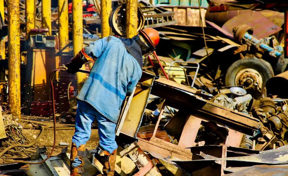 Operario de Recicla2 retirando excedentes metálicos en faena industrial